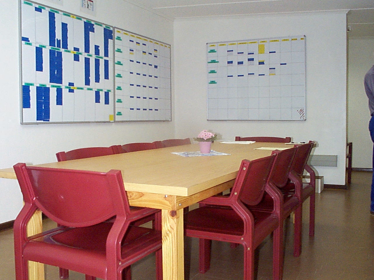 The Koingnaas planning room with both whiteboard systems on the wall and the daily-meeting table.